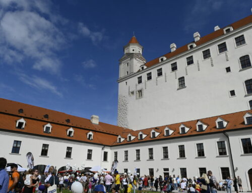 Deň ústavy sme oslávili s ľuďmi. Najviac ich, ako každý rok, prišlo k stánku OĽANO.